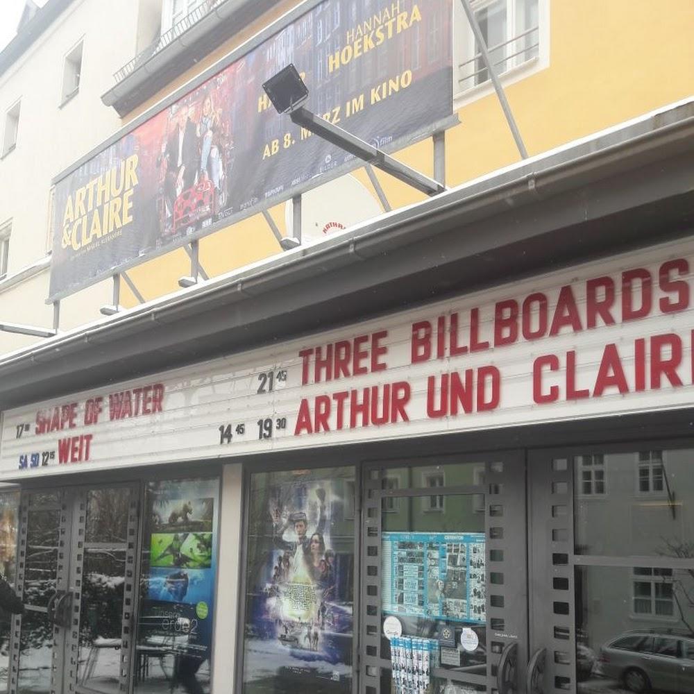 Three Billboards, Arthur und Clair movie theater.